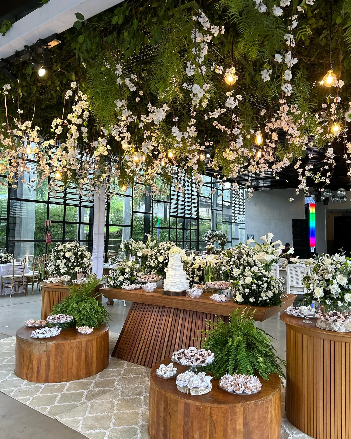 Recepção decorada com flores e mesas preparadas