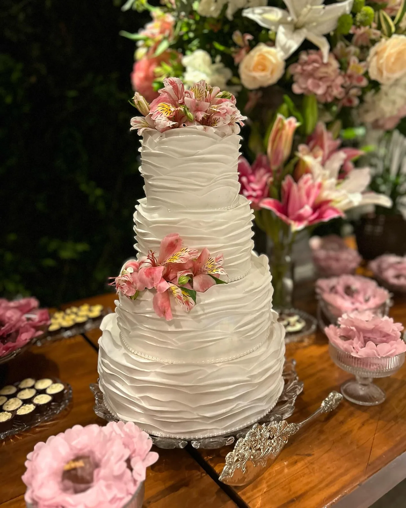 Bolo branco de casamento com flores cor-de-rosa