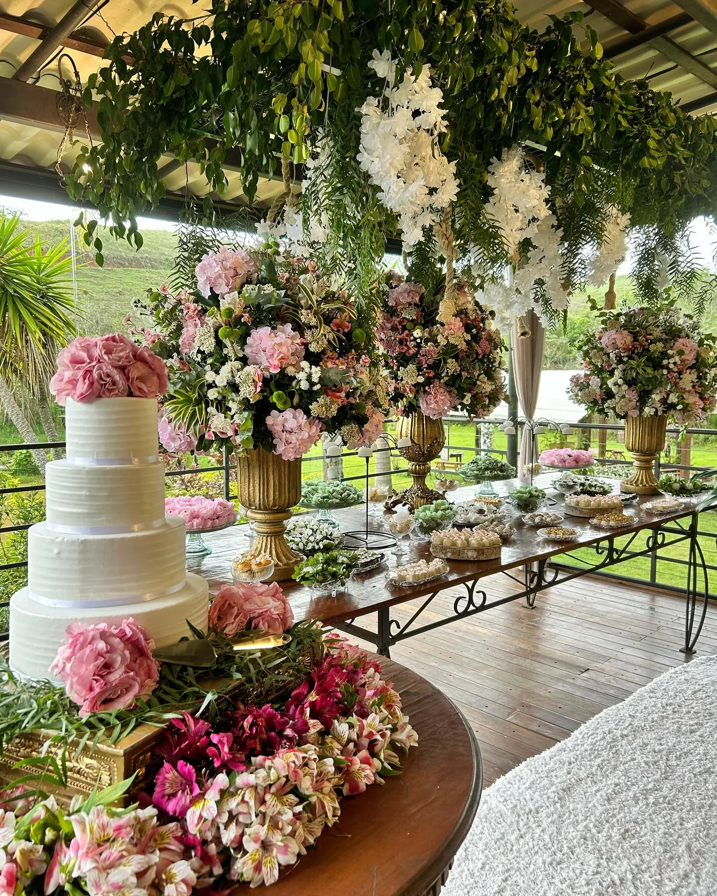 Mesa de celebração com arranjos florais e bolo