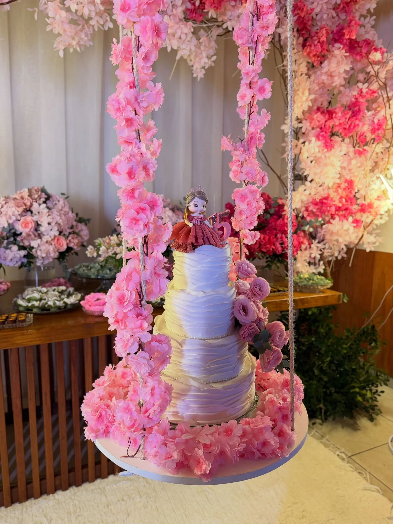 Bolo de aniversário em cenário de flores coloridas
