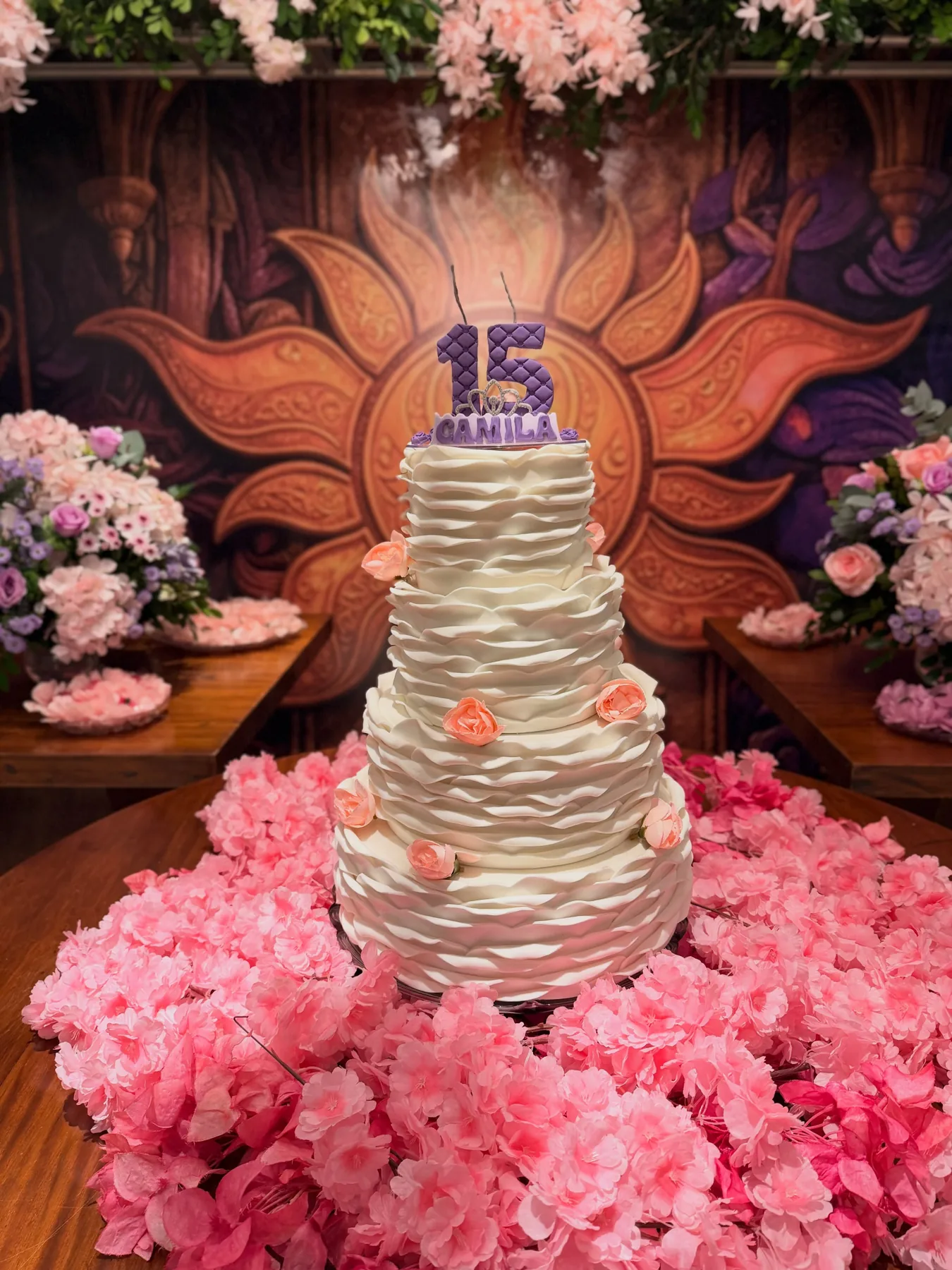 Bolo de celebração com decoração em tons de rosa